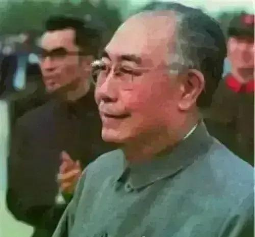 1980年的一次重要会议结束后，人们发现了一个不同寻常的现象，因为刊登在报纸上的