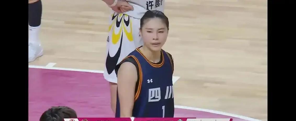 韩旭李梦都在，四川女篮反而不会打球了？数据撕开真相：三分命中率从上季35.