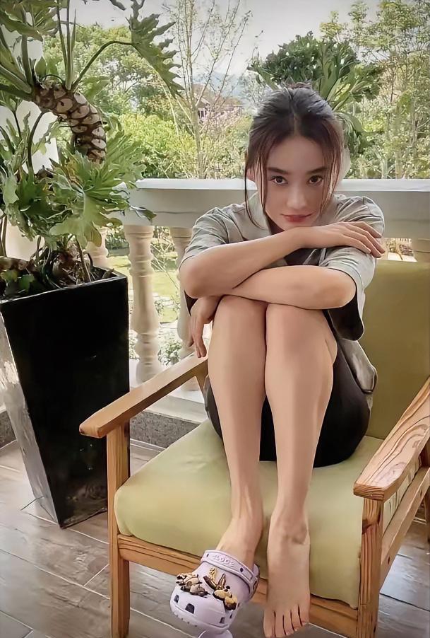 袁姗姗，165cm，完美脚丫，脚趾头很整起，你们看看是不是呢？