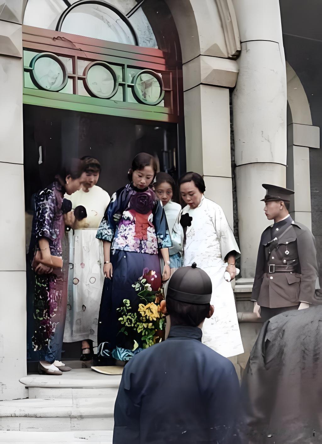 1932年3月9日，溥仪在日本关东军扶持下于长春就任伪满洲国“执政”，并将长春改