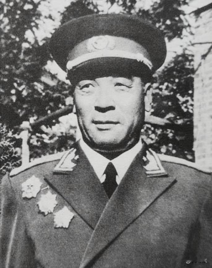 聂鹤亭的资历是可以授上将的，但是有三件事影响他授衔。聂鹤亭的一生像一面被战火