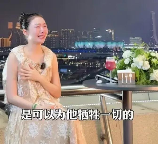 陈露那段视频里，说了个很具体的数字：13年。8年恋爱，5年沉默拉扯。她站在天