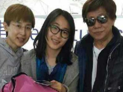 梁小龙的二女儿，梁靖南，是梁小龙第二任妻子所生，今年30岁，人长的漂亮美丽，取爸