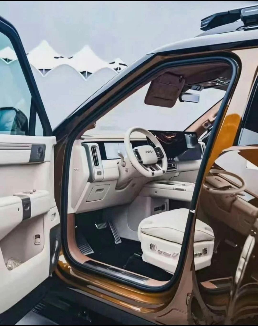 方程豹钛系列的旗舰车型，钛9定位全尺寸SUV，车身长宽高5270×1999×18