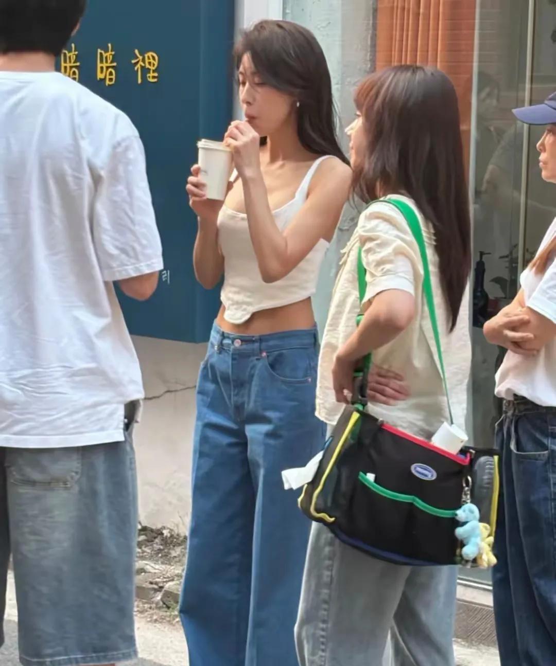 真的不敢相信，这是女人48岁的状态，难怪女星都不结婚生娃了，快50岁了还像20岁