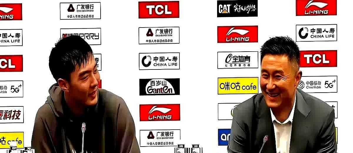 昨晚在东莞厚街的一个野球场，灯还亮着，人群嘈杂，一个刚宣布退役的职业球员成了焦点
