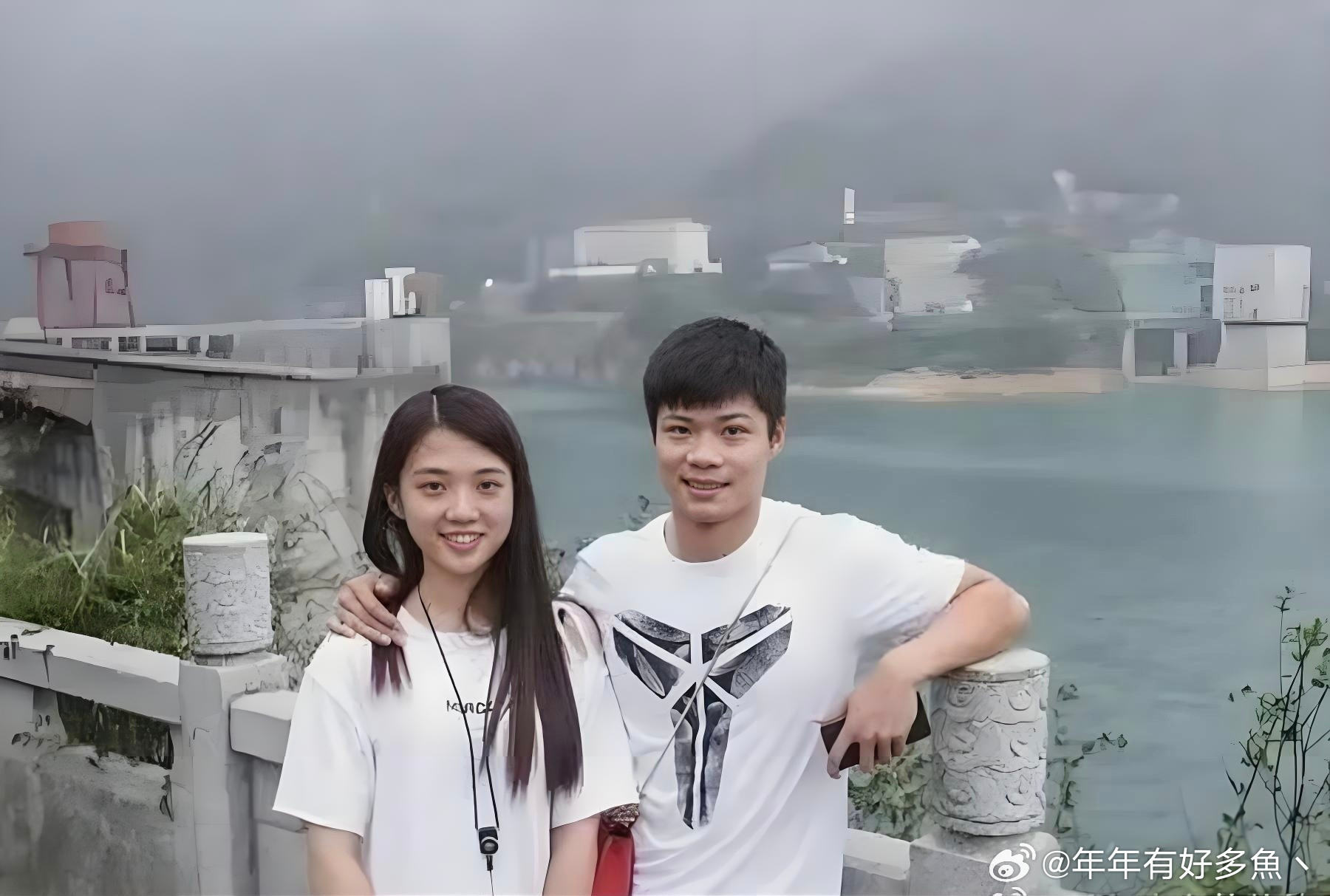 苏炳添与妻子年轻时的照片，二人青梅竹马，从初中至今，属实可贵