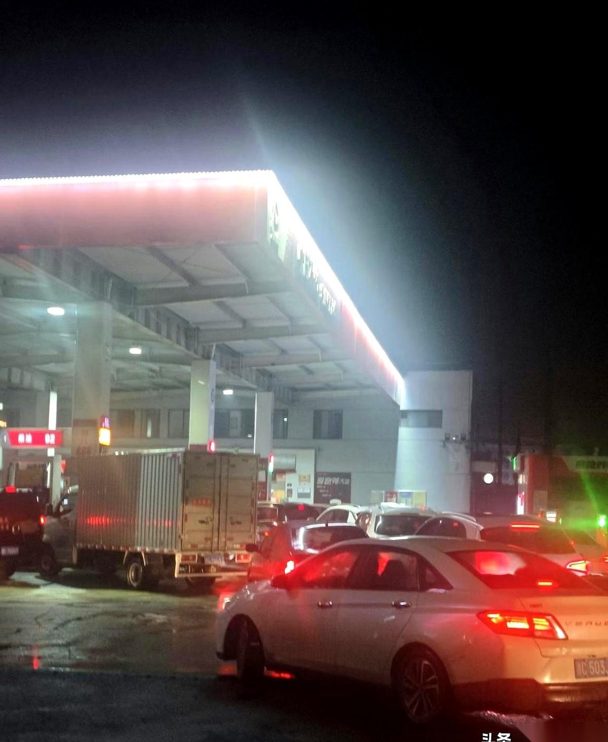 半夜十二点，朋友圈里一堆人晒加油站排队的照片。长长的车龙，跟贪吃蛇似的，一动不