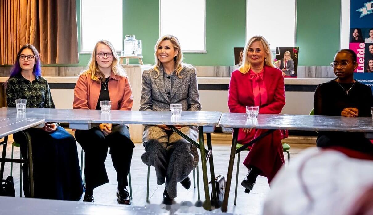 3.11荷兰玛克西玛王后探访慈善基金会，裤装来自maxmara