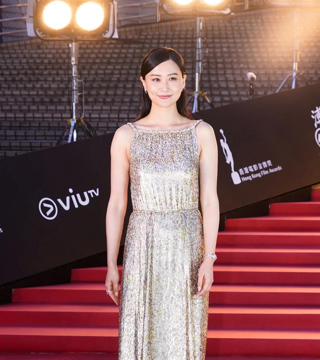 她可是香港当红一线女星，如今更是成了好莱坞巨星，全因她嫁给了法国外交官老公，成功