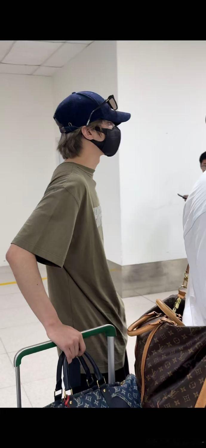刘耀文把T恤穿反了刘耀文衣服又双叒穿反了刘耀文现身，定睛一看，他的T恤居然穿