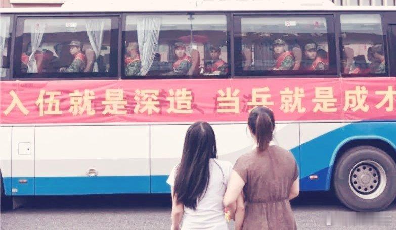 前线熄灯号军营晚点名人民前线有一种母亲叫做“军人母亲”她不仅比别的妈妈