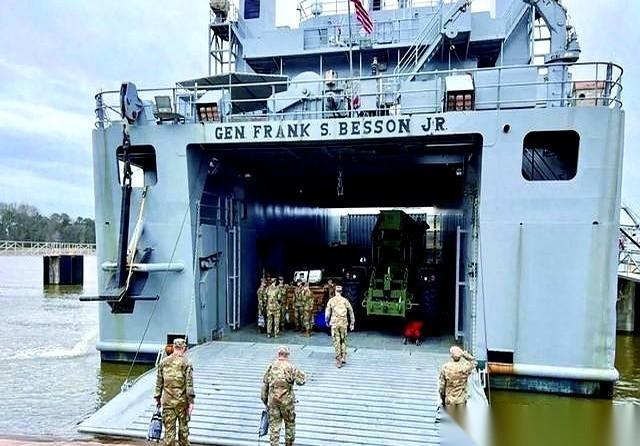 这事儿得从拜登对着镜头，一字一句说出“红线”那个词儿开始。他没在密室里谈，就是