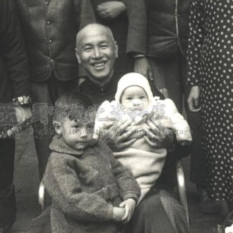1949年，蒋介石最后一次回老家，怀里紧紧抱着小孙子蒋孝勇，特意在老宅门前留下了