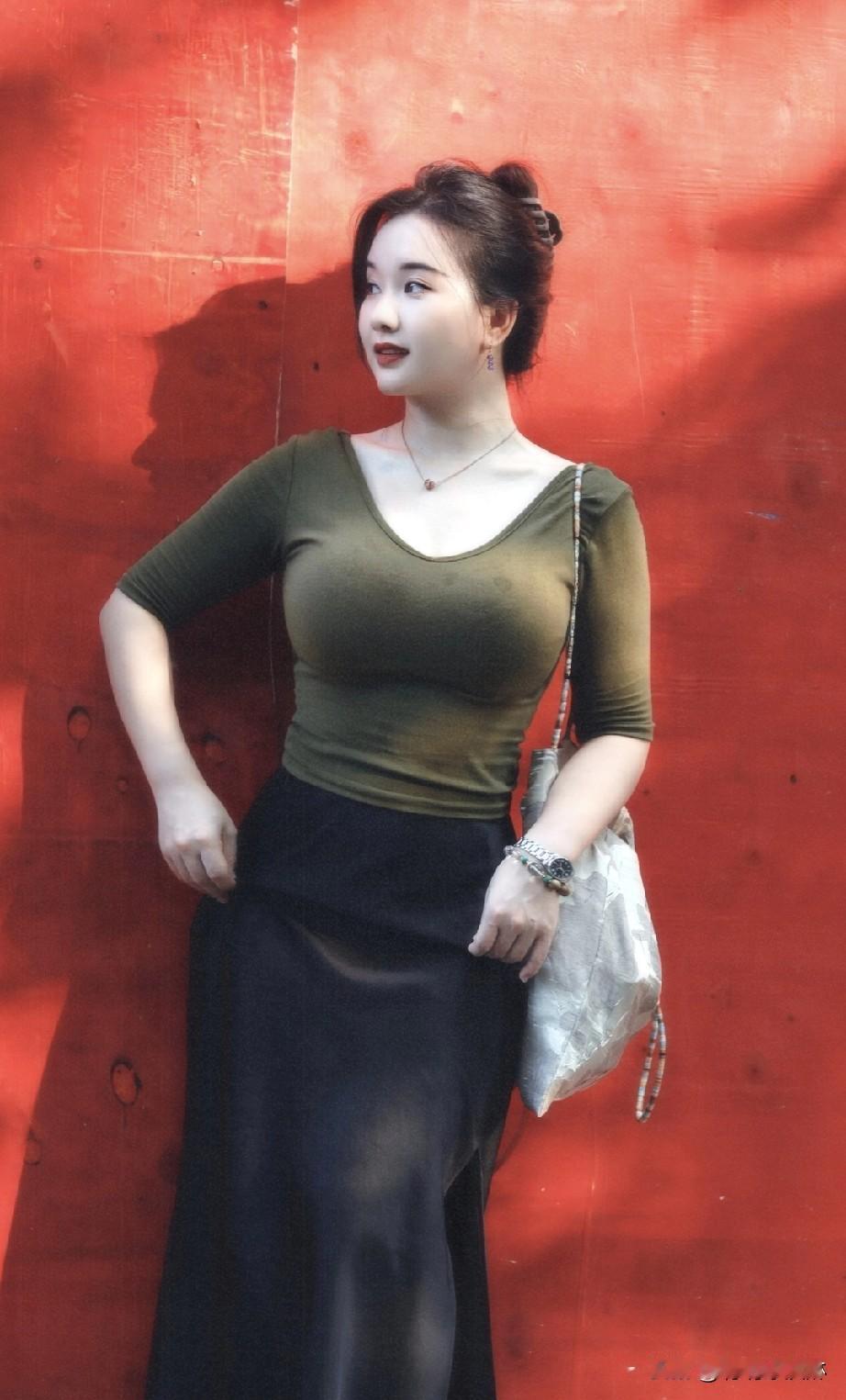 复古红墙前，优雅绿衣女子，时尚与古典的完美融合。