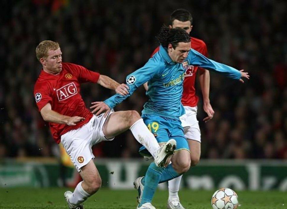 曼联旧将董方卓爆了一个料，当年巴萨和曼联交手时，为了防住梅西，在赛前准备会上，弗