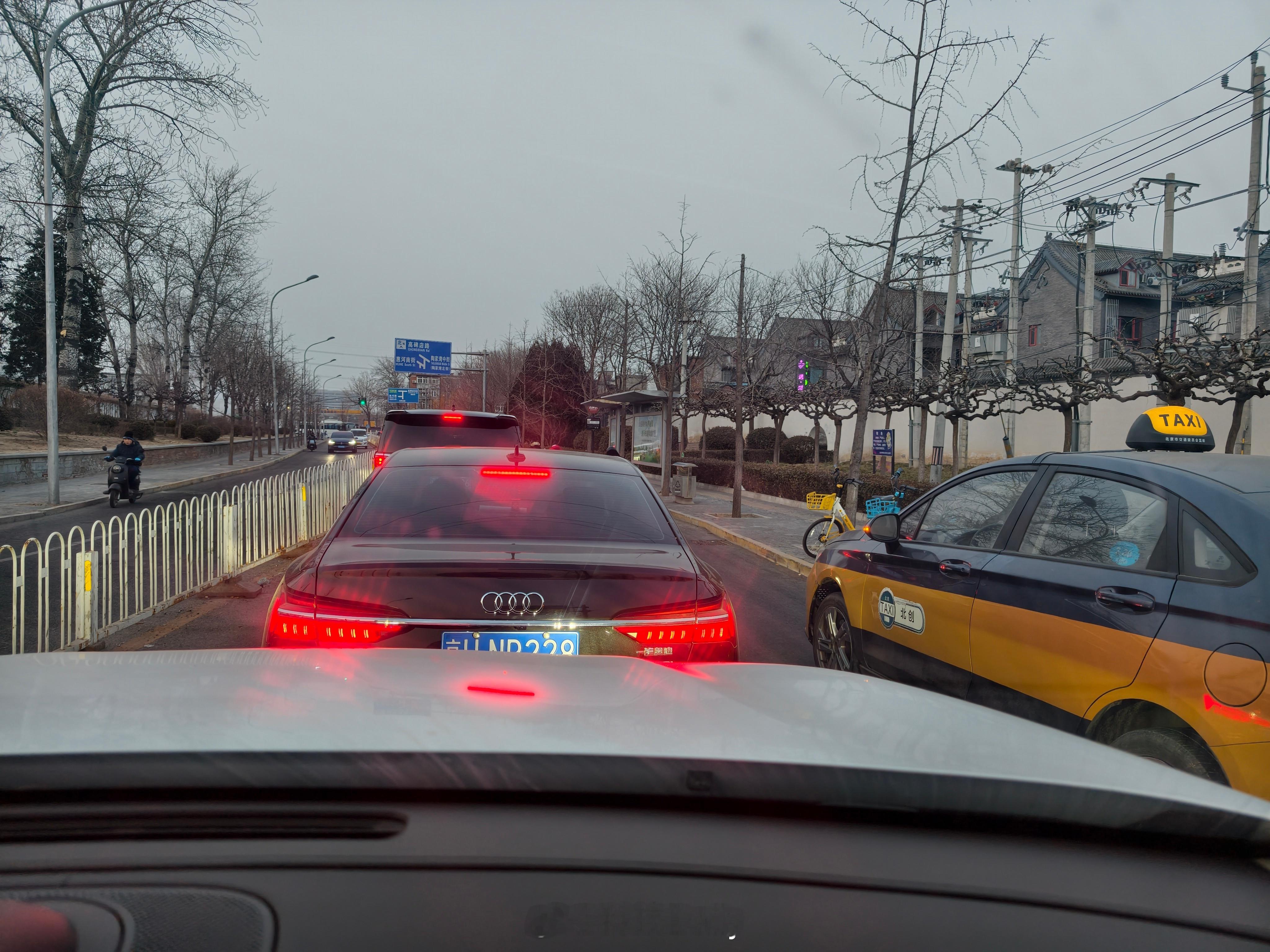 堵车，别人都好好排队，怎么就你特殊。北京·高碑店村一区