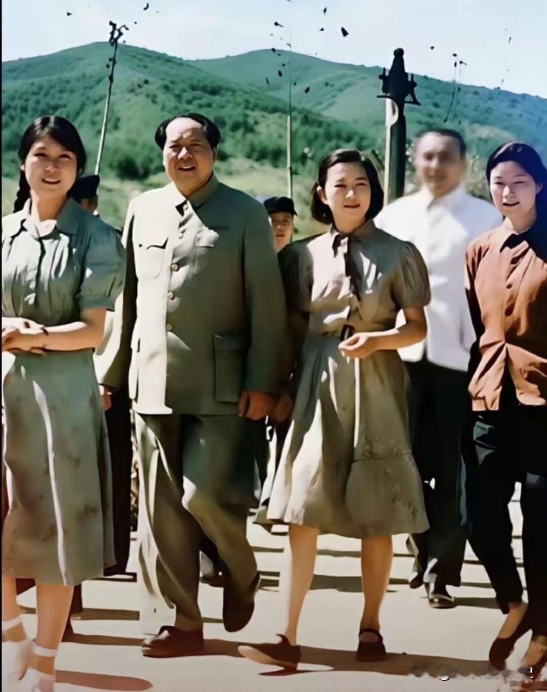 画面定格了温情一刻，毛主席身着朴素中山装，与女儿李敏、刘思齐、李讷并肩漫步。青