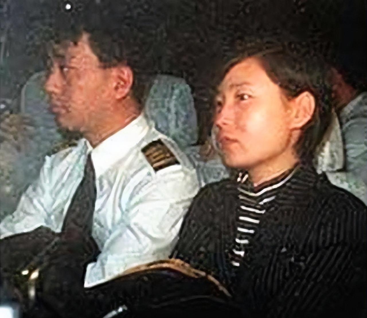 1998年，国航机长袁斌只因对单位分房政策心生不满，竟带着自己的妻子，强行操控搭