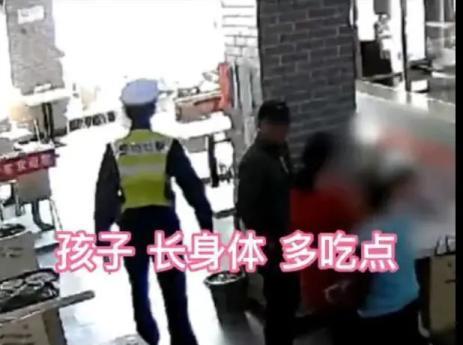 这个民警太暖了！民警到餐馆借用厕所，看到一对祖孙桌上只有一盘青菜。民警忍不住问老