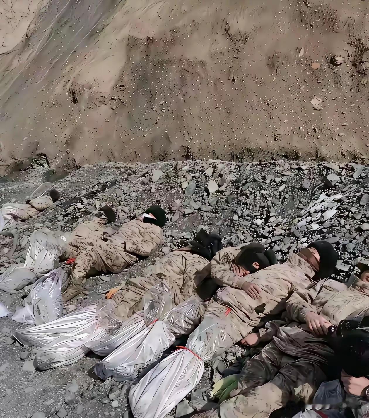 这张照片里的场景并不是伤亡或遇难，而是我们的高原边防军人在执行任务间隙休息的画面