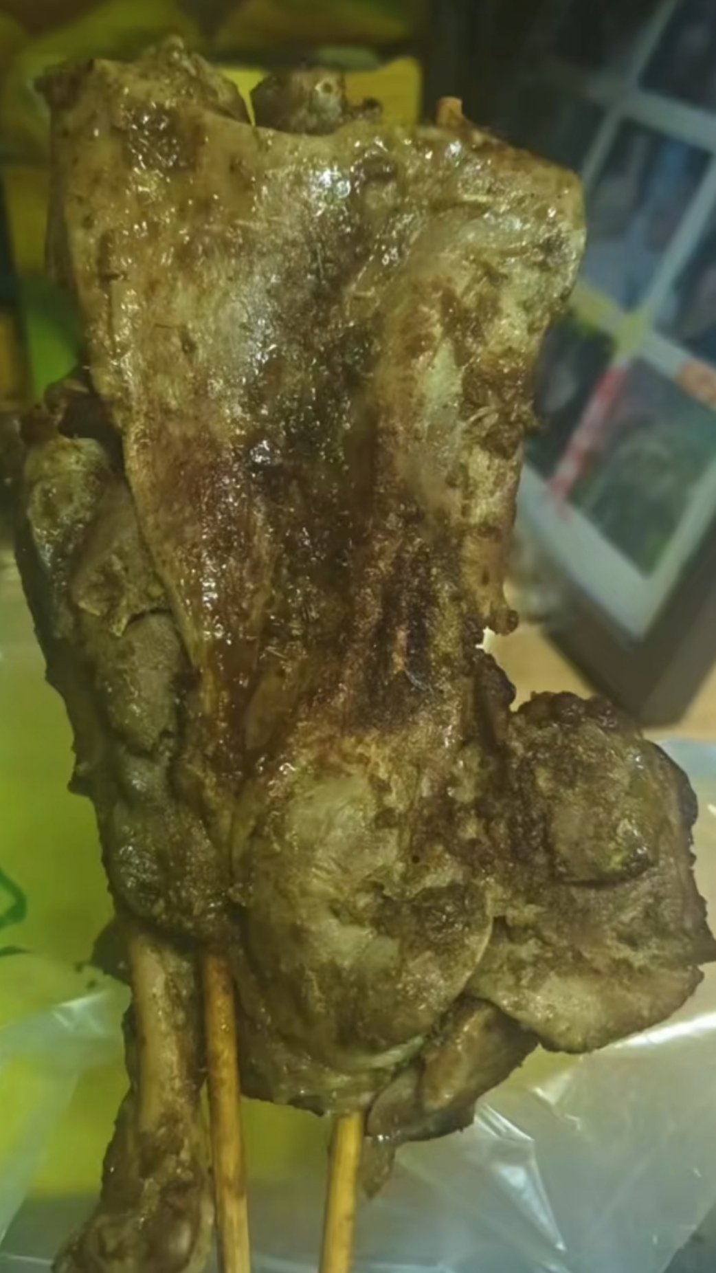 鹅肉老板称没听过单卖鹅腿这么一看是挺难辨别的，鹅腿是比鸭腿修长，但是烤制的时候，