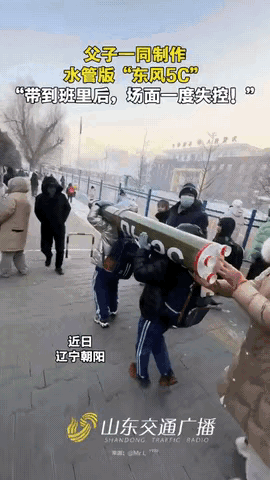 “太有面了[捂脸哭]！”辽宁一学校布置手工作业，男孩回家一说，没想到爸爸竟然直接画