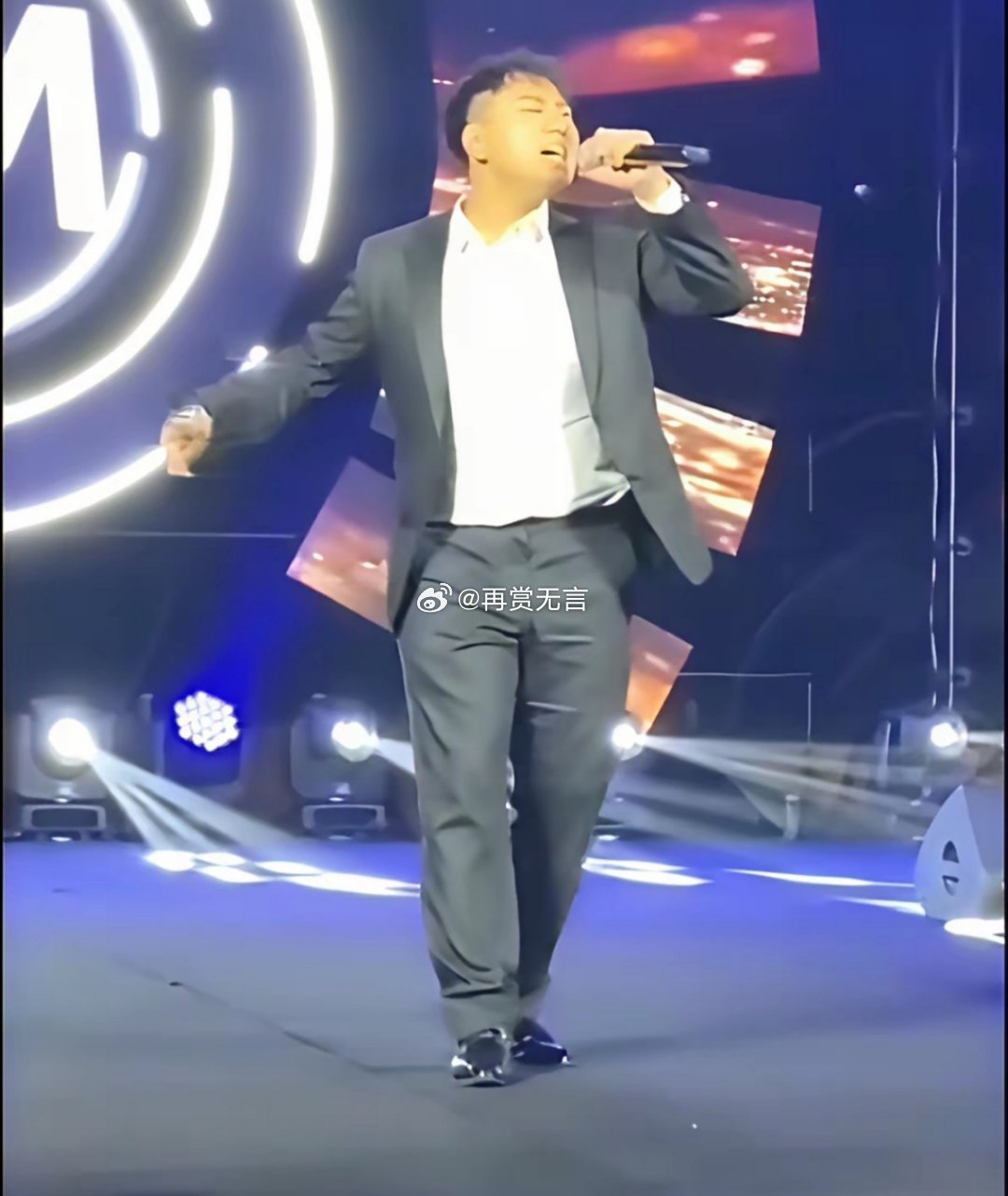 海来阿木告诉大家：钱养人，只要有钱，任何男人女人都会超好看