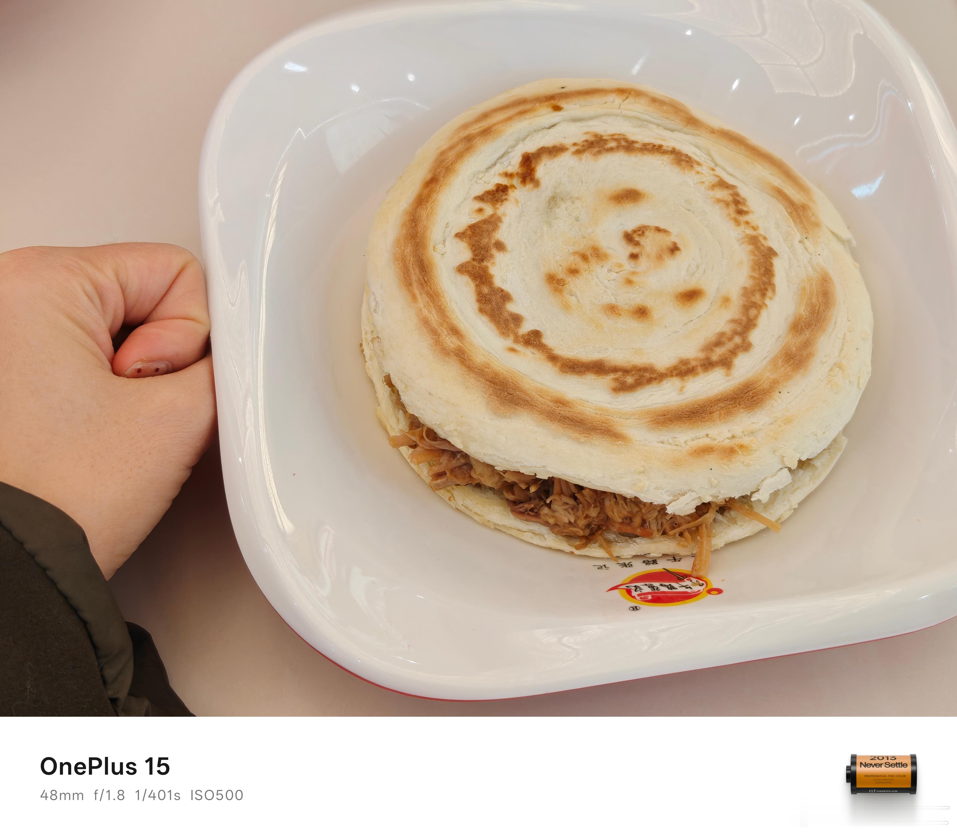 不是，西安的肉夹馍都这么大吗？吃不完根本吃不完[捂脸哭]​​​