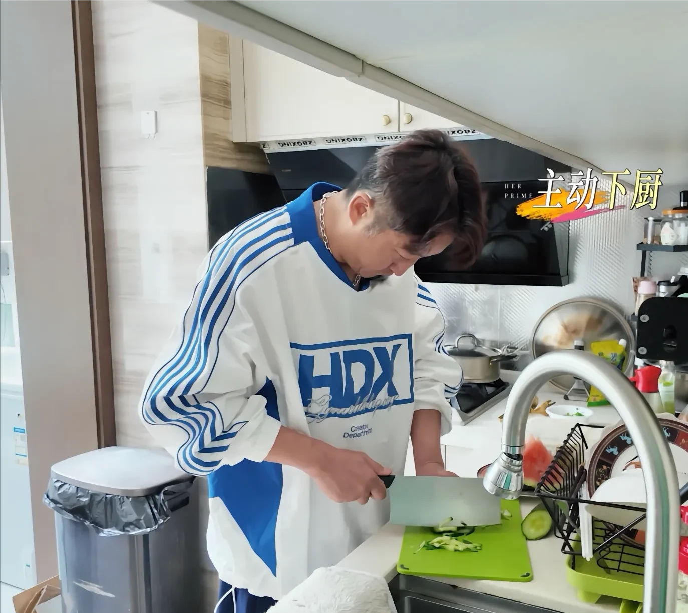 邹市明一大早起来给冉莹颖做了早餐，冉莹颖明明很开心，却说：“这是我第一次吃你给我煎的鸡蛋。”邹市明本