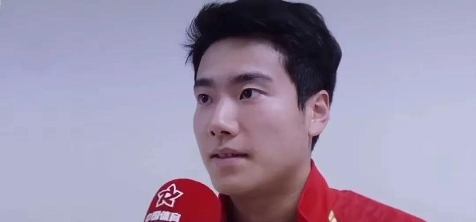 只要练过系统的健身，你就能知道，梁靖崑的身体条件实在太牛了。他的胸大肌、股四、