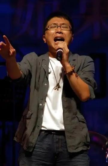 2004年，凭借一首《两只蝴蝶》，庞龙赚了2.4亿，他的心开始有些飘了。有一次他