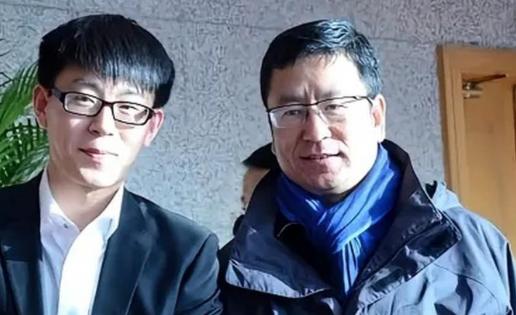 白岩松的独生子白清扬，高三因成绩优秀，被保送到英国伦敦国王学院。未曾想，他竟选择