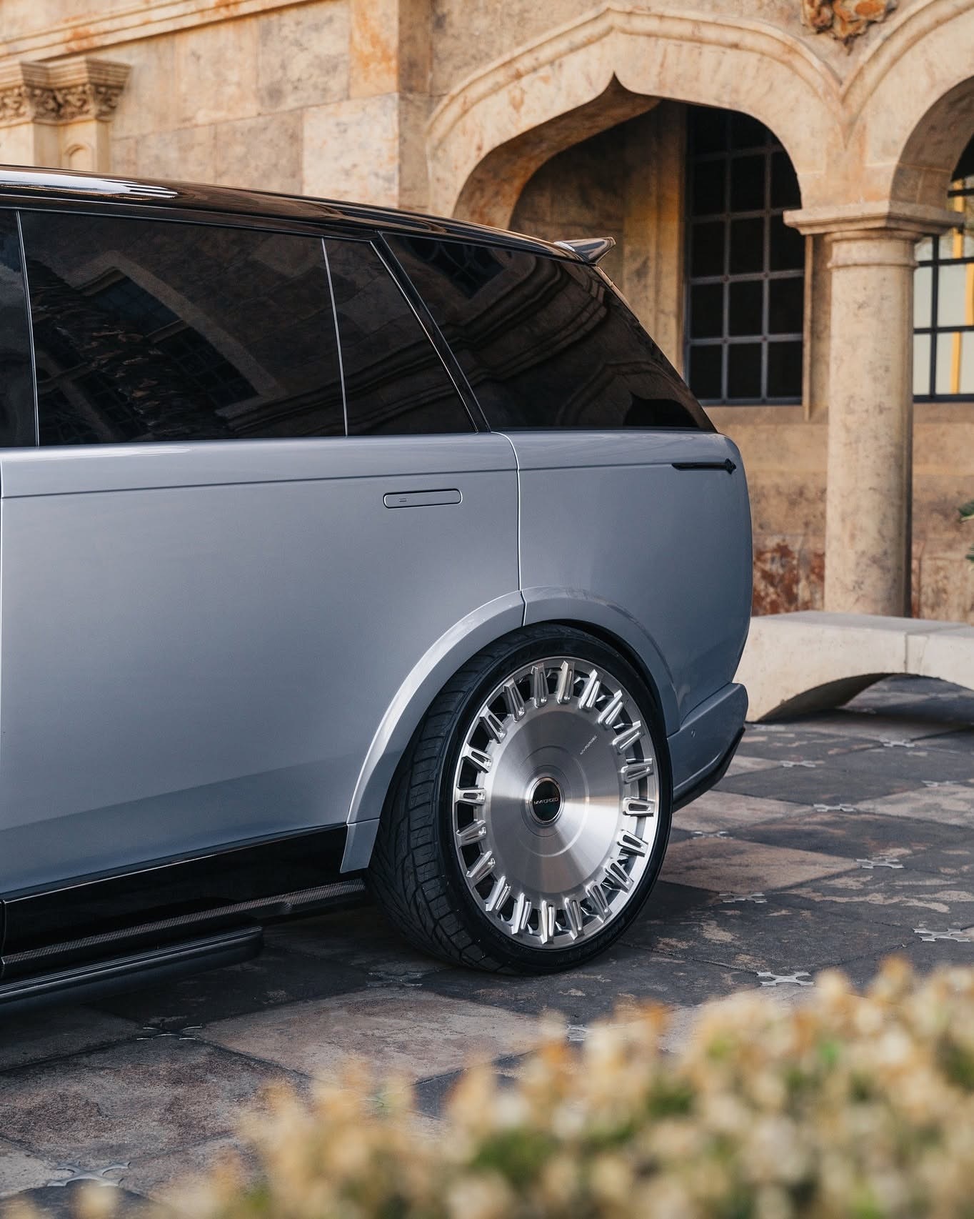 揽胜这个车型，现在被越来越多人模仿！路虎揽胜搭配MVForgedVL88