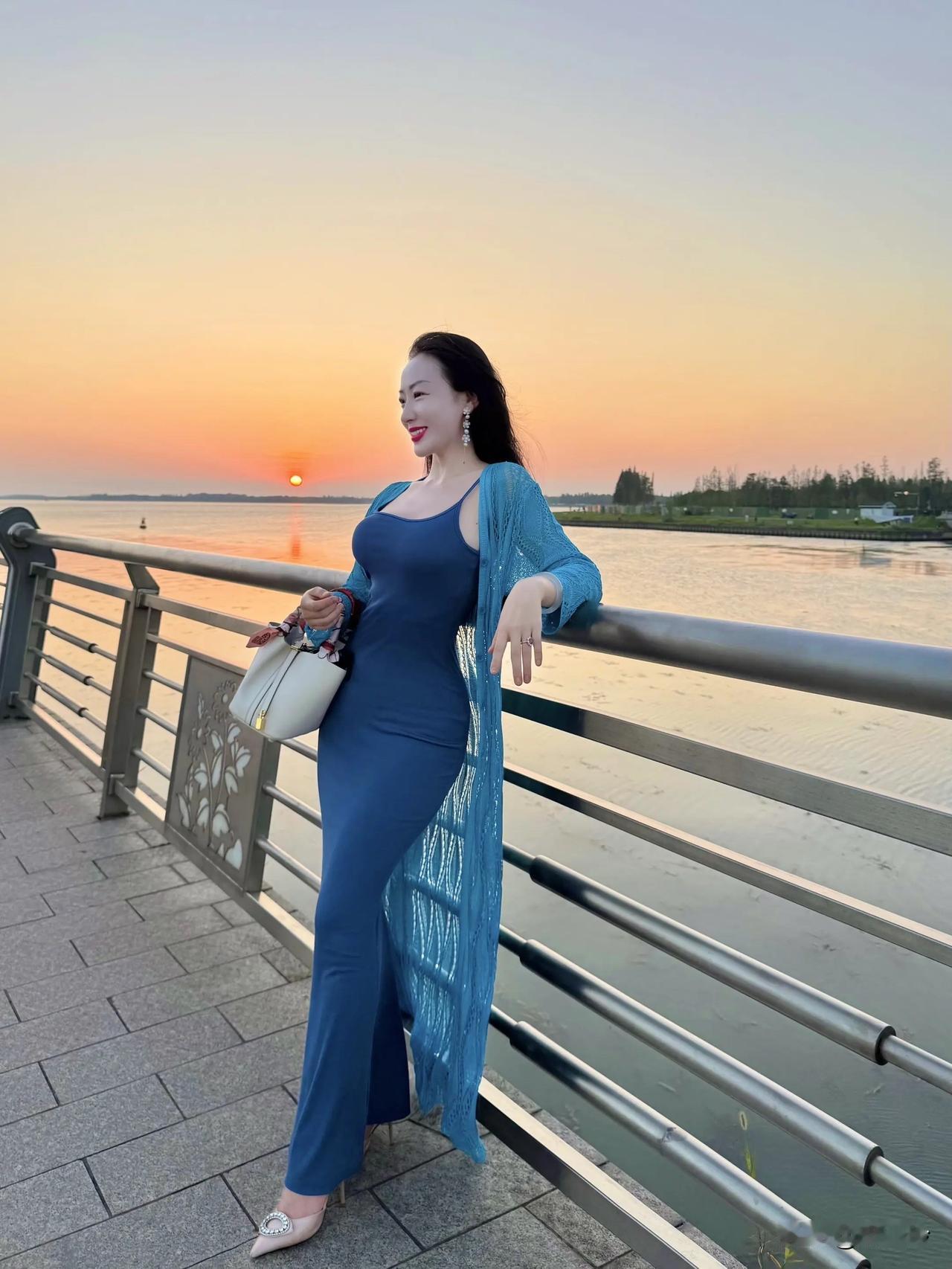 夕阳下的优雅时光，蓝裙飘飘，享受宁静与美好。