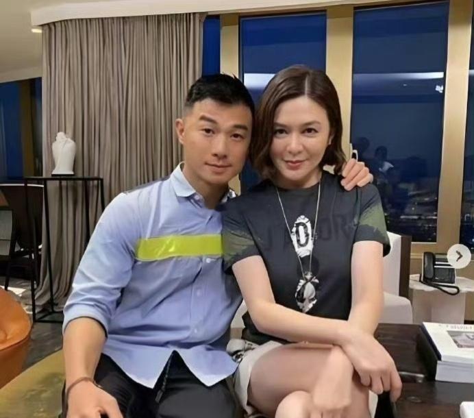 这是关之琳的模特男友，小伙子27岁，关之琳62岁，两人相差35岁。