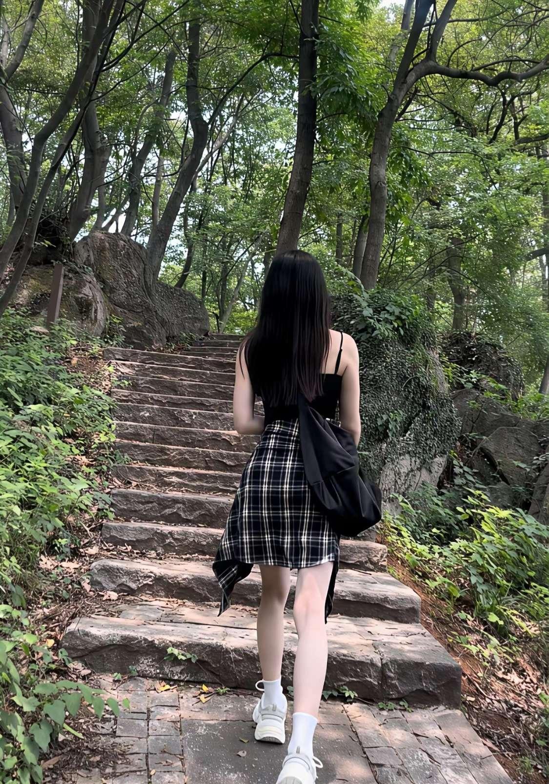 周末的清晨，带表妹爬个山，顺便拍几张照片，有看上表妹的吗？
