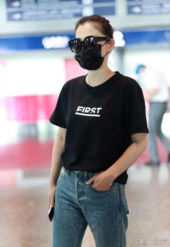 梅婷减肥成功减龄10岁，黑T配牛仔裤，简约时髦～​​​
