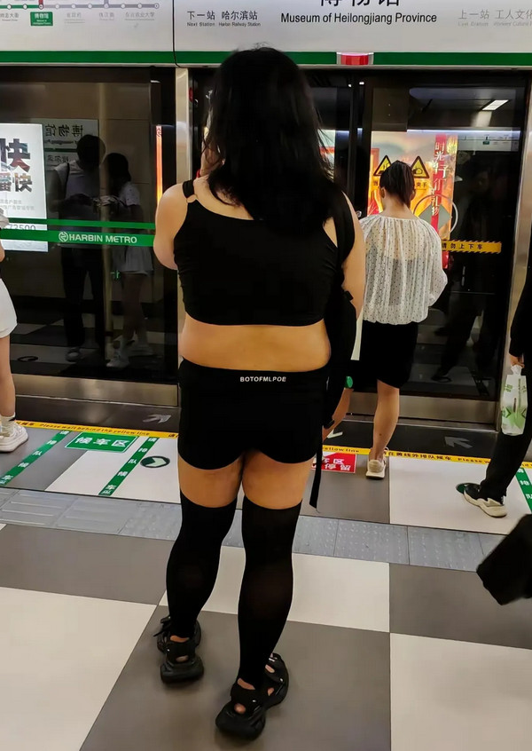 大妈！别人穿衣懂得扬长避短，你这是以短击长呢？还是弄巧成拙了？自己什么身材，难道