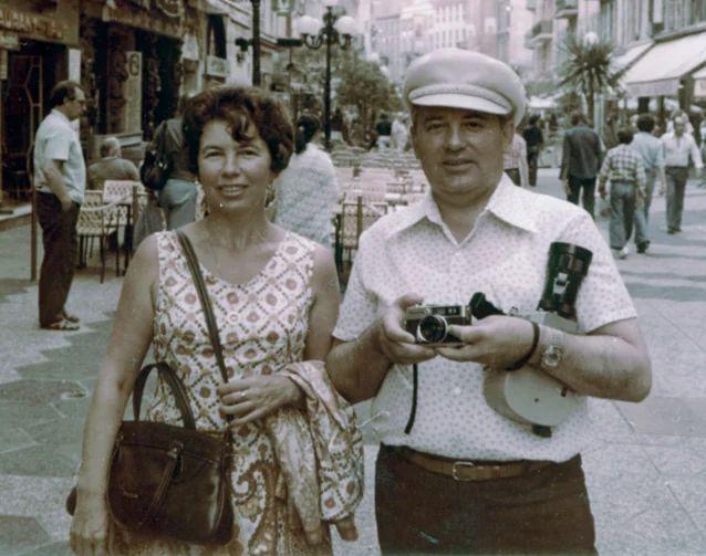 罕见戈尔巴乔夫1977年在法国度假照：14年后他就把苏联弄死了！1977年夏天的