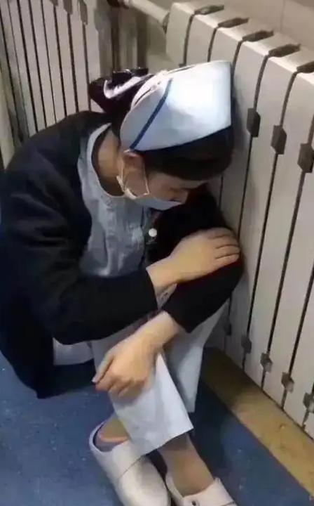 “钱我出，你必须进去！”广西玉林，一护士在给3岁患儿输液时，只因动作慢了半