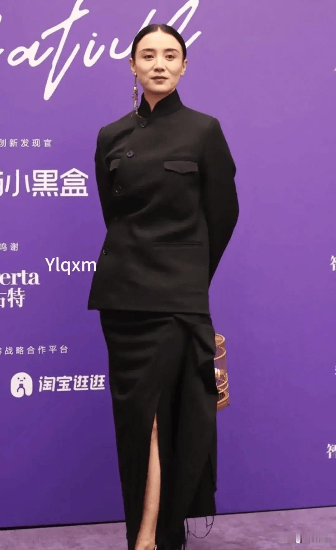 提笼架鸟的明星居然这么多，不止宋佳，张若昀，魏大勋，雷佳音，都有过这样的造型。