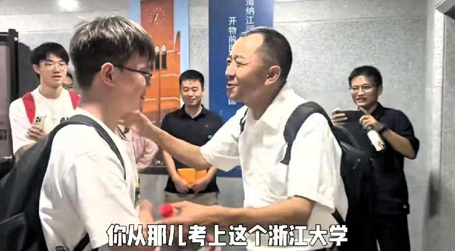 近日在浙江大学校园里，一场普通的相见，却让全网破防。陈行甲演讲刚结束，人群中一个