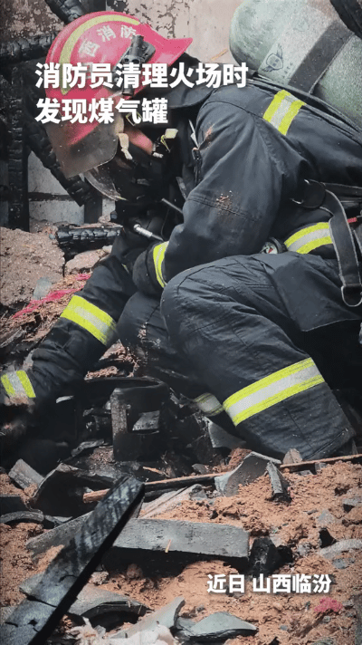 破防！那1秒的犹豫，是凡人也是英雄。谁看了不揪心啊！火场里，消防员伸手的瞬