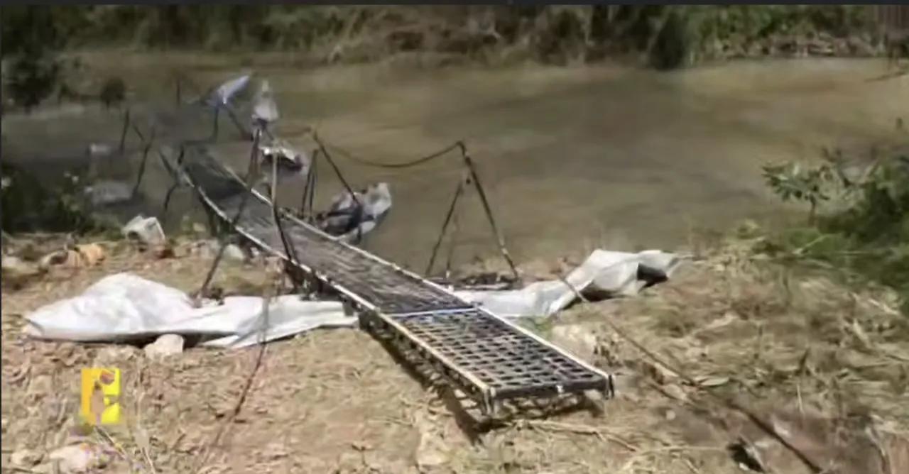 以军浮桥遭伏击现场曝光，这简陋的模样哪像是作战用的浮桥，简直就是去野炊时胡乱在河