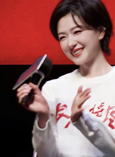 好奇查了一下万茜的学历不查不知道，一查吓一跳她根本不是靠颜值出圈的清冷花瓶，