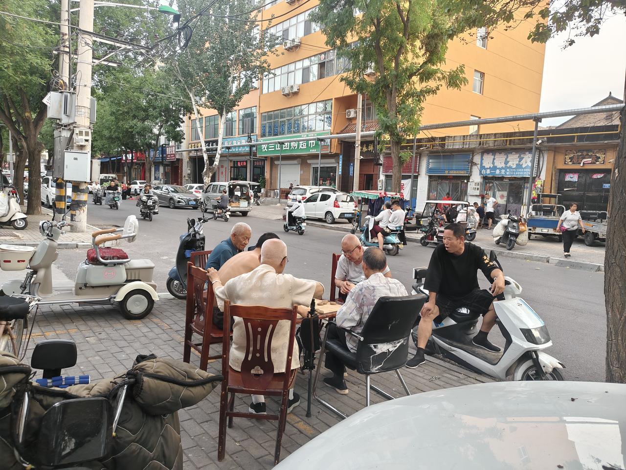 这几天，运城市持续高温，一天的温度基本持续在30多度左右。昨天下午，我上街买