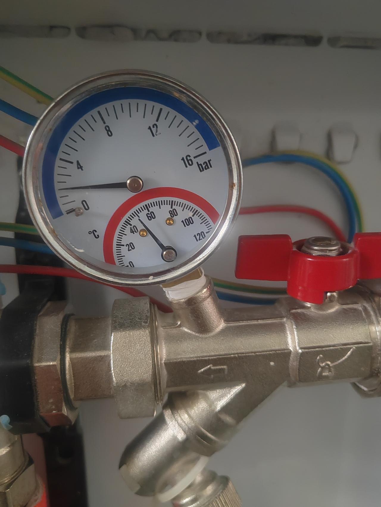 11月25日上午8点40分，暖气进水管温度近50度，最低温度的卧室此时温度达25