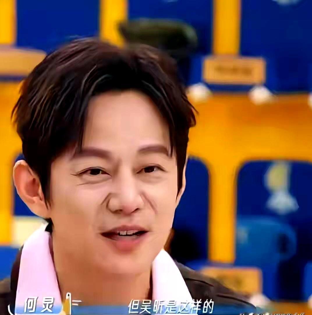 何炅从厕所出来，客厅全黑了。吴昕拎着他的鞋站在大门口说，我真困了，你赶紧回吧。换作在谢娜家，待遇完全