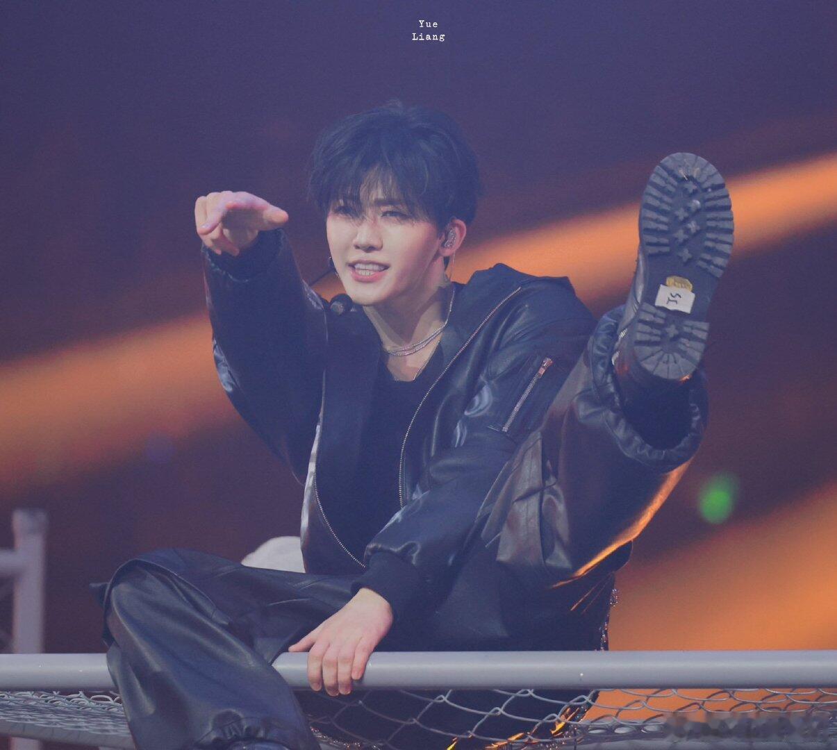 罗渽民穿的是朴志晟的鞋子吗